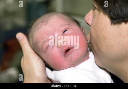 Baby Caroline wird von Schwester Lani Tom im Frimley Park Hospital gepflegt, nachdem sie in einer Reisetasche auf einem Parkplatz in Camberley verlassene gefunden wurde. Die Polizei appelliert weiterhin an die Mutter des kleinen Mädchens, sich zu melden. * ...nachdem sie das Kind auf dem Boden des Pembroke Broadway Parkplatz in Camberley, Surrey, am 27/04/01 Nacht verlassen. Der tot, der in ein Handtuch und ein Laken gewickelt war, verbrachte die Nacht im Frimley Park Hospital in der Stadt. Die Krankenschwestern sagten, Caroline werde die nächsten Tage in der speziellen Babypflegeeinheit des Krankenhauses betreuen. Stockfoto