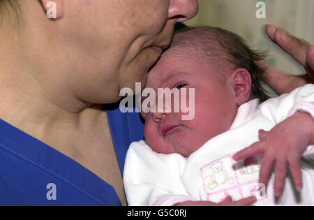 Baby Caroline wird von Schwester Lani Tom im Frimley Park Hospital gepflegt, nachdem sie in einer Reisetasche auf einem Parkplatz in Camberley verlassene gefunden wurde. Die Polizei appelliert weiterhin an die Mutter des kleinen Mädchens, sich zu melden. * ...nachdem sie das Kind auf dem Boden des Pembroke Broadway Parkplatz in Camberley, Surrey, am 27/04/01 Nacht verlassen. Der tot, der in ein Handtuch und ein Laken gewickelt war, verbrachte die Nacht im Frimley Park Hospital in der Stadt. Die Krankenschwestern sagten, Caroline werde die nächsten Tage in der speziellen Babypflegeeinheit des Krankenhauses betreuen. Stockfoto