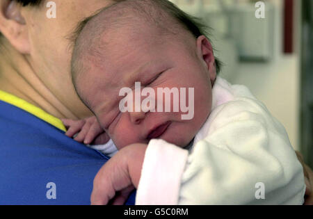 Baby Caroline wird von Schwester Lani Tom im Frimley Park Hospital gepflegt, nachdem sie in einer Reisetasche auf einem Parkplatz in Camberley verlassene gefunden wurde. Die Polizei appelliert weiterhin an die Mutter des kleinen Mädchens, sich zu melden. * ...nachdem sie das Kind auf dem Boden des Pembroke Broadway Parkplatz in Camberley, Surrey, am 27/04/01 Nacht verlassen. Der tot, der in ein Handtuch und ein Laken gewickelt war, verbrachte die Nacht im Frimley Park Hospital in der Stadt. Die Krankenschwestern sagten, Caroline werde die nächsten Tage in der speziellen Babypflegeeinheit des Krankenhauses betreuen. Stockfoto