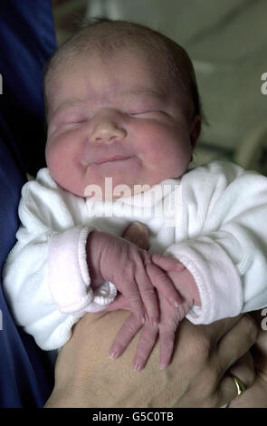 Baby Caroline wird von Schwester Lani Tom im Frimley Park Hospital gepflegt, nachdem sie in einer Reisetasche auf einem Parkplatz in Camberley verlassene gefunden wurde. Die Polizei appelliert weiterhin an die Mutter des kleinen Mädchens, sich zu melden. * ...nachdem sie das Kind auf dem Boden des Pembroke Broadway Parkplatz in Camberley, Surrey, am 27/04/01 Nacht verlassen. Der tot, der in ein Handtuch und ein Laken gewickelt war, verbrachte die Nacht im Frimley Park Hospital in der Stadt. Die Krankenschwestern sagten, Caroline werde die nächsten Tage in der speziellen Babypflegeeinheit des Krankenhauses betreuen. Stockfoto