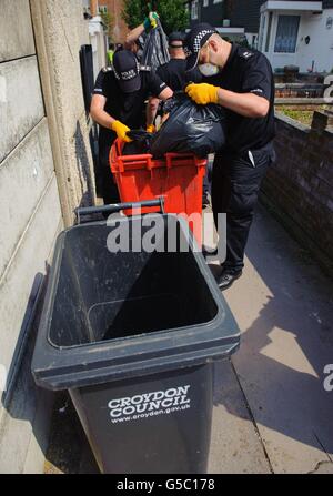 TIA scharfer Tod. Polizeibeamte durchsuchen Abfalleimer in der Nähe von Tia Sharps Großmutter in New Addington, London. Stockfoto