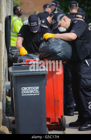 TIA scharfer Tod. Polizeibeamte durchsuchen Abfalleimer in der Nähe von Tia Sharps Großmutter in New Addington, London. Stockfoto