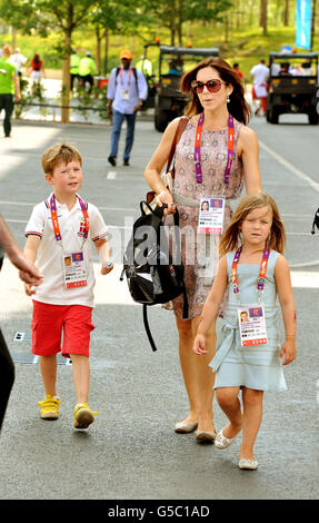 Kronprinzessin Mary von Dänemark geht mit ihren Kindern Prinz Christian und Prinzessin Isabella zu einem Besuch im Londoner Olympischen Sportlerdorf 2012 in Stratford, Ost-London, um ihren Vater Kronprinz Frederick zu treffen. Stockfoto