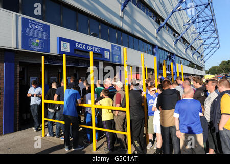 Allgemeiner Blick auf Fans, die vor der Kasse im Goodison Park Schlange stehen Stockfoto