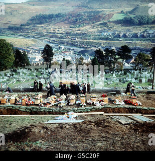 ABERFAN 1966: Die Massenbegräbnis in Aberfan. Särge, die während der Beerdigung von 82 Opfern - 81 davon Kinder - der Aberfan-Kohlespitzenkatastrophe auf dem Friedhof eintrafen. Die Opfer starben, als eine Masse von Kohlenschlämmen die Pantglas Junior School überschwemmte. Stockfoto