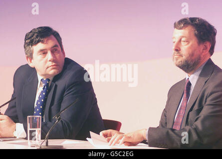 Gordon Brown und David Blunkett bei einer Pressekonferenz im Hauptquartier der Labour-Partei millbank Tower, Westminister, um über das Tory-Manifest zu sprechen, das heute von William Hague ins Leben gerufen wurde. Stockfoto