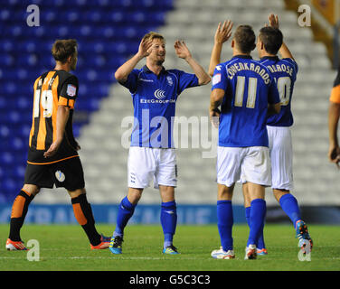 Fußball - Capital One Cup - erste Runde - Birmingham City / Barnett - St. Andrew's. Wade Elliott (links) von Birmingham City feiert sein Tor gegen Barnett mit Darren Ambrose (rechts) und Peter Lovenkrands (Mitte). Stockfoto