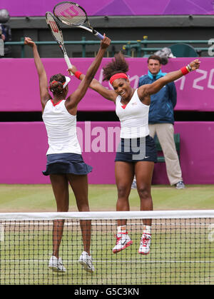 Die USA Serena und Venus Williams feiern den Gewinn ihres olympischen Doppelfinalmatches in Wimbledon bei den Olympischen Spielen 2012 in London. Stockfoto