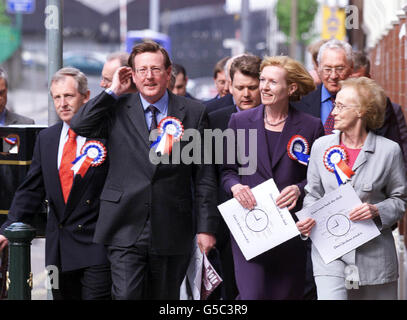 Ulster Unionist Leader David Trimble (Mitte links, Brille) mit der North-Down-Kandidatin Lady Sylvia Hermon (zweite links), die das Ulster Unionist Manifest und das Wahlplakat in Belfast mit Parteikandidaten lanciert. * Lady Hermon wurde heute mit der Ankündigung, dass die Alliance-Partei nicht in North Down laufen würde, einen Schub gegeben. Stockfoto