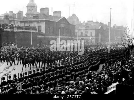 1910: Die Trauerprozession von König Edward VII. Geht aus der Horse Guards Parade nach Whitehall, London, auf dem Weg zur Westminster Abbey für den Trauerdienst. Der Sarg des verstorbenen Königs wird auf einem Waffenwagen getragen. Stockfoto