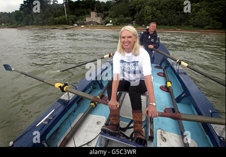 TV-Moderatorin Anneka Rice startet die Talisker Whisky Atlantic Challenge 2013 am Vorabend des Ladies Day bei der Aberdeen Asset Management Cowes Week, indem sie ein Ozeanruderboot mit sechszeigigen Ozeanrowerfern, Simon Chalk, vor der Küste der Isle of Wight rudert. Stockfoto