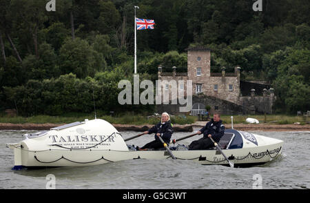 TV-Moderatorin Anneka Rice startet die Talisker Whisky Atlantic Challenge 2013 am Vorabend des Ladies Day bei der Aberdeen Asset Management Cowes Week, indem sie ein Ozeanruderboot mit sechszeigigen Ozeanrowerfern, Simon Chalk, vor der Küste der Isle of Wight rudert. Stockfoto