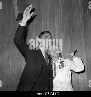 Der konservative Kandidat Ray Whitney, 47, und seine Frau Sheila winken nach seinem Sieg bei der Nachwahl in Wycombe zu Unterstützern im High Wycombe Town Hall. Stockfoto