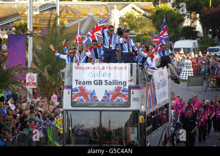 Großbritanniens olympisches Segelteam nimmt an einer offenen Busreise durch Weymouth und Portland Teil, nachdem sie Anfang des Monats bei den Spielen in London 2012 in der Stadt Medaillenerfolge erzielt haben. Stockfoto