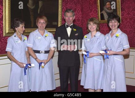 Prinz Charles überreicht Marie Curie-Krankenschwester des Jahres an (von links) Hazel Graham, Dawn Desbois, Anne Coyle und Catherine Le Roy im St. James' Palace, London. * aus mehr als 4,000 Marie Curie-Krankenschwestern im ganzen Land, die sich um krebskranke Menschen kümmern, werden sie als Botschafter für ihre Kollegen fungieren und das Bewusstsein und die Mittel für die Wohltätigkeitsorganisation schärfen, die Heim- und Hospizpflege mit Forschung kombiniert. Stockfoto
