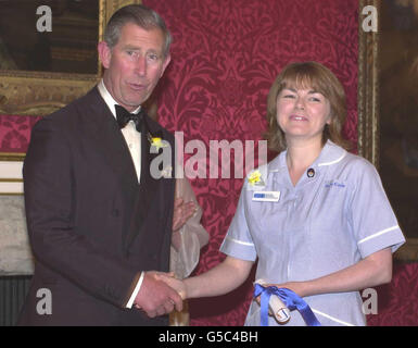 Prinz Charles überreicht Anne Coyle im St. James' Palace, London, eine Marie Curie-Krankenschwester des Jahres. Die vier Gewinner werden aus mehr als 4,000 Marie Curie Krankenschwestern im ganzen Land ausgewählt, die sich um Menschen mit Krebs kümmern. Sie werden als Botschafter für ihre Kollegen fungieren. *... Sensibilisierung und Förderung der Wohltätigkeitsorganisation, die Heim- und Hospizpflege mit Forschung verband. Stockfoto