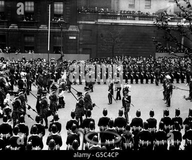 1910: Die Trauerprozession von König Edward VII. Die Cortege führt von der Horse Guards Parade nach Whitehall auf dem Weg zur Westminster Abbey. In der Mitte steht König George V. und sein Sohn, der Prinz von Wales (in Marineuniform). Der Sarg wird auf einem Waffenwagen getragen. Stockfoto