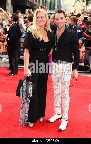 Gino D'Acampo und seine Frau Jessica Stellina Morrison kommen zur britischen Premiere von Keith Lemon : The Film im Vue West End, London. Stockfoto