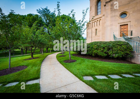 Gehweg und die Basilica des nationalen Schreins der Unbefleckten Empfängnis in Washington, DC. Stockfoto