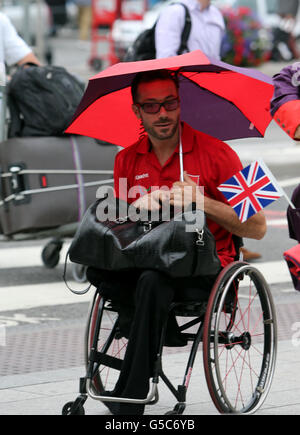 Mitglieder des türkischen Paralympischen Teams treffen am Terminal 3 des Flughafens Heathrow in London ein. Stockfoto