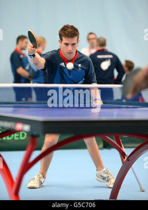 Paralympics - Athleten des Teams GB - Bath Sports Training Village. Der britische David Wetherill in Aktion beim Tischtennis-Training im Bath Sports Training Village, Bath. Stockfoto