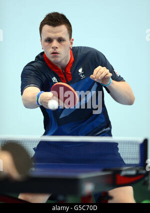 Paralympics - Athleten des Teams GB - Bath Sports Training Village. Der britische Aaron McKibbin beim Tischtennis-Training im Bath Sports Training Village, Bath, in Aktion. Stockfoto