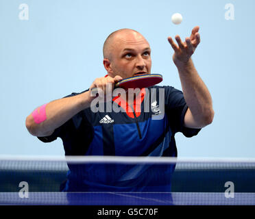 Paralympics - Athleten des Teams GB - Bath Sports Training Village. Scott Robertson aus Großbritannien beim Tischtennis-Training im Bath Sports Training Village, Bath, in Aktion. Stockfoto