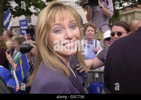 Ffion Hague, die Ehefrau des konservativen Parteivorsitzenden, auf dem Abingdon Market Square in Oxfordshire, während er sich im Wahlkampfverfahren für die Parlamentswahlen aufnahm. Stockfoto