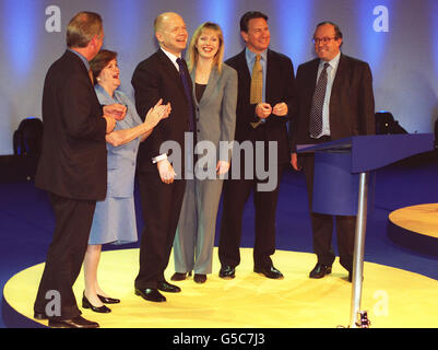 Von links: Schatten-Außenminister Francis Maude, Schatten-Innenminister Ann Widdecabe, Tory-Chef William Hague, seine Frau Ffion, Schattenkanzler Michael Portillo und Tory-Parteivorsitzender Michael Ancram in den London Studios des London Weekend Television. *... Teilnahme an einer Wahlkampfveranstaltung am letzten Tag der Wahlkampagne. Stockfoto