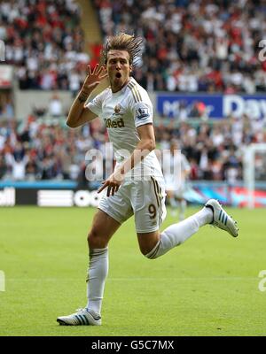 Fußball - Barclays Premier League - Swansea City / West Ham United - Liberty Stadium. Miguel Michu von Swansea City feiert das zweite Tor seiner Seite Stockfoto