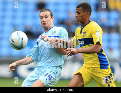 Stephen Elliott von Coventry City und Andrai Jones von Bury in Aktion während des npower Football League One-Spiels in der Ricoh Arena, Coventry. Stockfoto