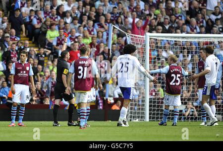 Fußball - Barclays Premier League - Aston Villa gegen Everton - Villa Park. Schiedsrichter Michael Oliver zeigt dem Ciaran Clark von Aston Villa (zweiter von rechts) eine rote Karte Stockfoto