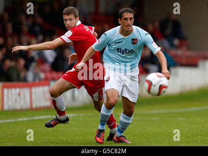 Craig Lindfield von Accrington Stanley (links) in Aktion mit Craig Woodman von Exeter City während des npower Football League Two-Spiels auf dem Crown Ground, Accrington. Stockfoto