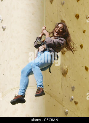 Louise Thompson von 'Made in Chelsea' klettert die 22 m hohe Walkers Deep ridged Crisp Wall beim Start der neuen Walkers Deep ridged Crisps in der Old Truman Brewery, London. Stockfoto