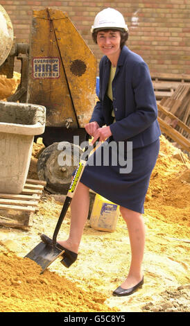 Die neu ernannte Sekretärin für Bildung und Fertigkeiten Estelle Morris, die einen Hut bei einem Besuch auf einer Baustelle in Fulham trug. Stockfoto