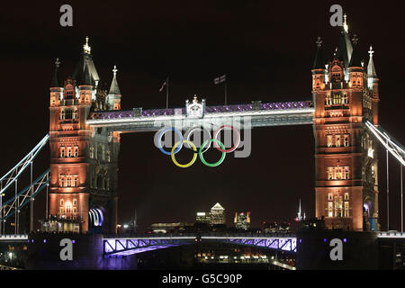 Olympische Spiele In London - Tag 5. Die Tower Bridge im Zentrum von London wurde heute in goldenem Licht beleuchtet, um die beiden Goldmedaillen des Teams GB zu feiern. Stockfoto