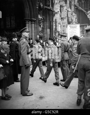 Oberstleutnant James Carne, VC, DSO, vom Gloucestershire Regiment, Beobachtet, wie die Offiziere und Männer, die er bei der Schlacht am Imjin-Fluss in Korea kommandierte, in der Kathedrale von Gloucester für einen Dankesdienst für die sichere Rückkehr der Überlebenden und für die Erinnerung an die Gefallenen des 1. Bataillons - die glorreichen Glosters - eingingen. Stockfoto