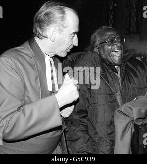 Desmond Tutu, der anglikanische Erzbischof von Kapstadt, genießt einen Witz mit dem Dekan von Westminster, dem Hochverehrungswürdigen Michael Mayne, bei der Ankunft in Westminster Abbey, wo der südafrikanische Friedensnobelpreisträger bei einem Gottesdienst predigen sollte. Stockfoto