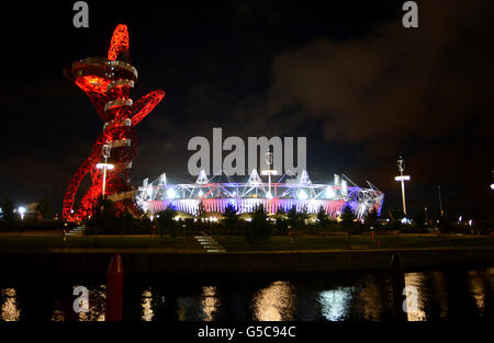 Olympische Spiele In London, Tag 5. Ein Blick auf das Olympiastadion beleuchtet in der Nacht Stockfoto