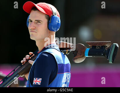 Der britische Peter Robert Russell Wilson während seiner Doppelfalle-Qualifikation für Männer in den Royal Artillery Barracks am 6. Tag der Olympischen Spiele 2012 in London. Stockfoto