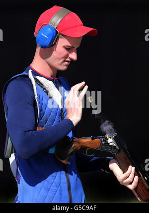 Der britische Peter Robert Russell Wilson während seiner Doppelfalle-Qualifikation für Männer in den Royal Artillery Barracks am 6. Tag der Olympischen Spiele 2012 in London. Stockfoto