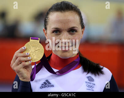 Die britische Victoria Pendleton feiert mit ihrer Goldmedaille, nachdem sie am siebten Tag der Olympischen Spiele 2012 in London das Finale der Frauen Keirin auf dem Velodrome im Olympiapark gewonnen hat. Stockfoto