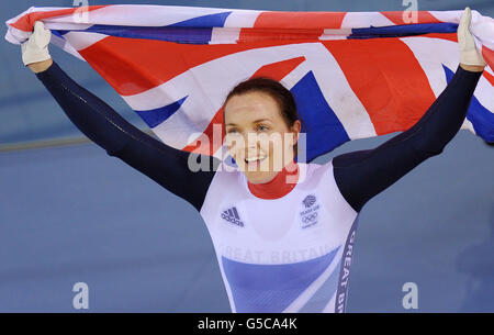 Die britische Victoria Pendleton feiert, nachdem sie am siebten Tag der Olympischen Spiele in London 2012 die Goldmedaille im Frauenleirin auf dem Velodrome im Olympiapark gewonnen hat. Stockfoto