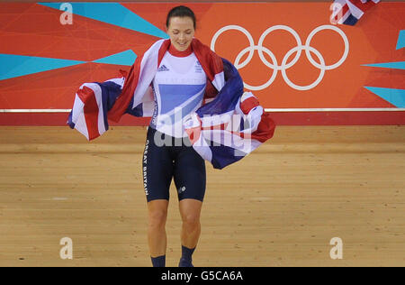 Die britische Victoria Pendleton feiert, nachdem sie am siebten Tag der Olympischen Spiele in London 2012 die Goldmedaille im Frauenleirin auf dem Velodrome im Olympiapark gewonnen hat. Stockfoto