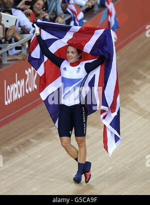 Die britische Victoria Pendleton feiert, nachdem sie am siebten Tag der Olympischen Spiele in London 2012 die Goldmedaille im Frauenleirin auf dem Velodrome im Olympiapark gewonnen hat. Stockfoto