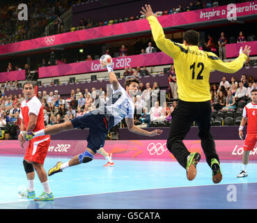 Der britische Robin Garnham schießt bei ihrem Preliminary Group A Spiel in der Copper Box Handball Arena in London auf das Tor. Stockfoto