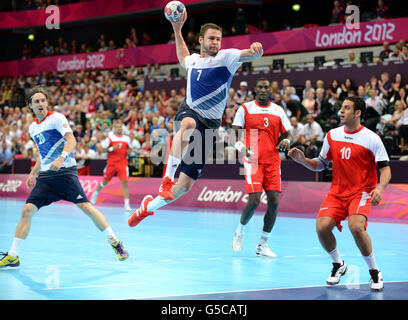 Der britische Christopher Mohr schießt beim Spiel der Vorgruppe A in der Copper Box Handball Arena in London auf das Tor. Stockfoto