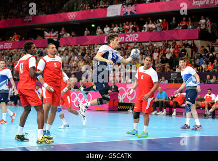 Der britische Gawain Vincent ist während des Spiels der Vorgruppe A in der Copper Box Handball Arena in London im Einsatz. Stockfoto