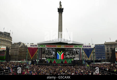 Ein Blick auf die Bühne beim South Africa Freedom Day Konzert auf dem Trafalgar Square in London, an dem der ehemalige Präsident des Landes, Nelson Mandela, teilnahm. Nelson's Column ist im Hintergrund hoch aufragend zu sehen. Stockfoto