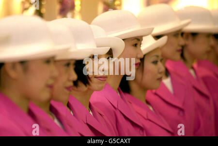 Tokios glamouröse OEElevator Girls posieren während einer Fotozelle in Selfridges in der Oxford Street, London. In rosa Uniformen gekleidet begrüßen sie jeden Morgen um 10 Uhr die Kunden, wenn der Laden mit dem traditionellen Tokyo Herzlich Willkommen. eröffnet wird * als Teil des Kaufhauses Tokyo LIFE Month. Stockfoto